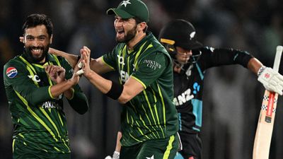 PAK vs NZ, 2nd T20I : शाहीन और आमिर के कहर से 90 रन पर ढेर हुई न्यूजीलैंड, बाबर आजम की कप्तानी में पाकिस्तान ने 7 विकेट से जीता मैच न्यूजीलैंड के खिलाफ मैच में विकेट लेने के बाद जश्न मनाते आमिर और शाहीन अफरीदी