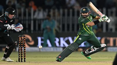 PAK vs NZ: मोहम्मद रिजवान ने तोड़ दिया विराट कोहली का सबसे बड़ा रिकॉर्ड, बाबर आजम भी रह गए पीछे न्यूजीलैंड के खिलाफ शॉट खेलते मोहम्मद रिजवान