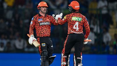 SRH की पावर हिटिंग से सुनील गावस्कर हुए नाराज, IPL में इस चीज को बदलने की मांग करते हुए कहा - अब बहुत हो गया हमें बाउंड्री को...    दिल्ली के खिलाफ मैच के दौरान ट्रेविस हेड और अभिषेक शर्मा