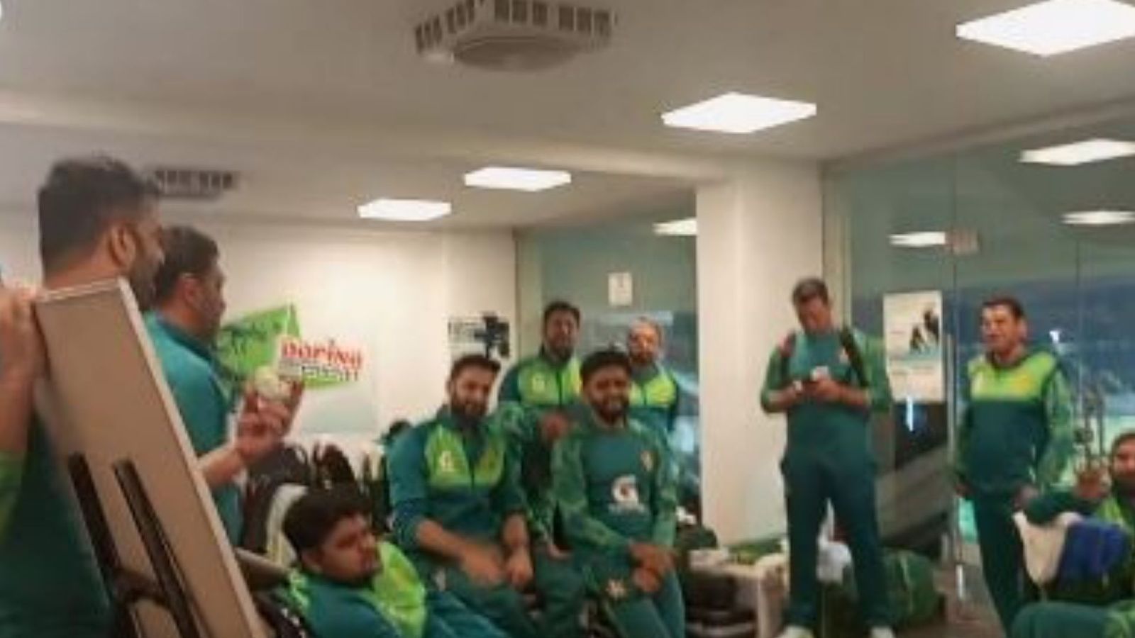 PAK vs NZ: पाकिस्तान क्रिकेट ने की टीम इंडिया की कॉपी, अवॉर्ड देने के लिए नहीं था कुछ तो खिलाड़ी को पकड़ा दिया ये, ड्रेसिंग रूम का VIDEO वायरल PAK vs NZ: पाकिस्तान क्रिकेट ने की टीम इंडिया की कॉपी, अवॉर्ड देने के लिए नहीं था कुछ तो खिलाड़ी को पकड़ा दिया ये, ड्रेसिंग रूम का VIDEO वायरल