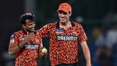 IPL 2024 Points Table: धमाकेदार जीत के बाद हैदराबाद की टीम दूसरे नंबर पर, दिल्ली को नुकसान टी नटराजन को शाबाशी देते हैदराबाद के कप्तान पैट कमिंस