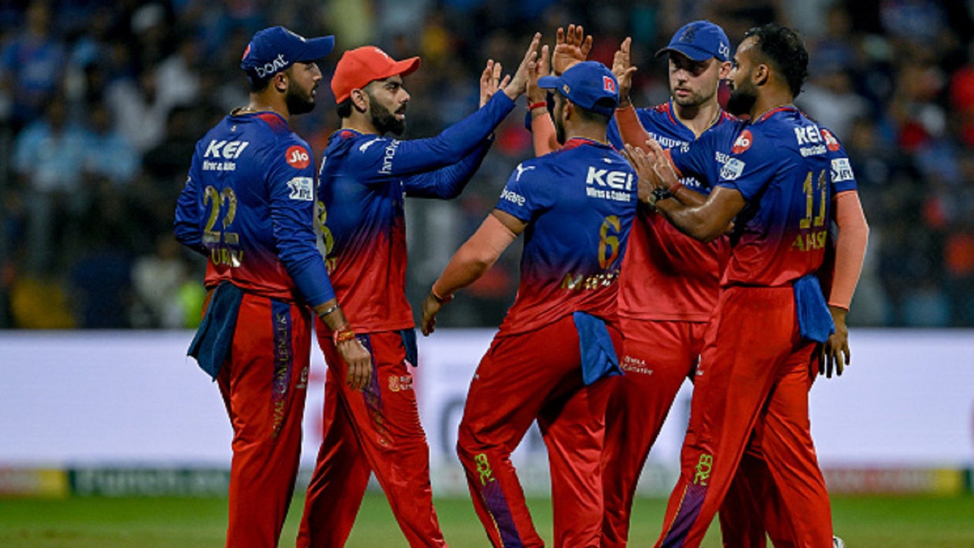 IPL 2024: आरसीबी ने जिस तेज गेंदबाज पर खर्च किए थे दो करोड़,  KKR के खिलाफ मैच से पहले उसने ही उड़ा दी धज्जियां, बोला- डगआउट में बैठाने के लिए पैसे...