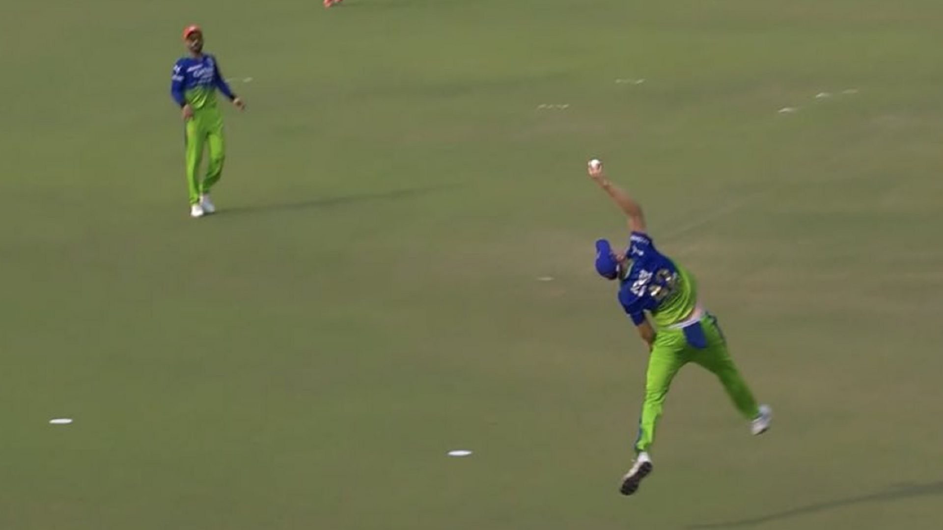 KKR vs RCB, IPL 2024: कैमरन ग्रीन के अद्भुत कैच को देखकर कोहली समेत पूरी RCB टीम हैरान, हवा में उछलकर एक हाथ से लपकी गेंद, देखें Video