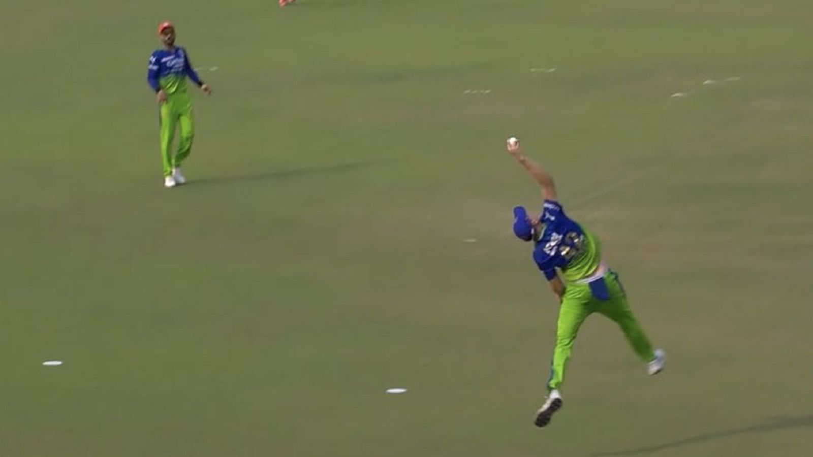 KKR vs RCB, IPL 2024: कैमरन ग्रीन के अद्भुत कैच को देखकर कोहली समेत पूरी RCB टीम हैरान, हवा में उछलकर एक हाथ से लपकी गेंद, देखें Video KKR vs RCB, IPL 2024: कैमरन ग्रीन के अद्भुत कैच को देखकर कोहली समेत पूरी RCB टीम हैरान, हवा में उछलकर एक हाथ से लपकी गेंद, देखें Video