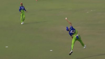 KKR vs RCB, IPL 2024: कैमरन ग्रीन के अद्भुत कैच को देखकर कोहली समेत पूरी RCB टीम हैरान, हवा में उछलकर एक हाथ से लपकी गेंद, देखें Video कैमरन ग्रीन के अद्भुत कैच को देखते हुए विराट कोहली (बाएं)