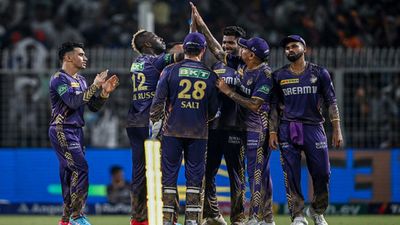 KKR vs RCB: कोलकाता ने थ्रिलर में एक रन से बेंगलुरु को दी शिकस्त, आंद्रे रसेल की घातक बॉलिंग ने पलटा मैच, डुप्लेसी सेना की लगातार छठी हार रजत पाटीदार के विकेट का जश्न मनाते आंद्रे रसेल (बाएं से दूसरे)