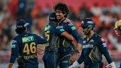 PBKS vs GT: स्पिनर्स के जाल के बाद राहुल तेवतिया के घातक खेल से गुजरात टाइंटस जीते, पंजाब के किंग्स घर में फिर ढेर साई किशोर (बीच में) ने पंजाब किंग्स के खिलाफ मैच में चार विकेट लिए.