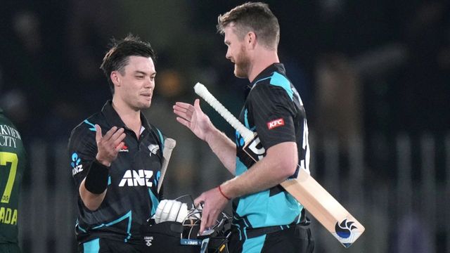 PAK vs NZ: न्यूजीलैंड की थर्ड डिवीजन टीम ने पाकिस्तान को धूल चटाई, हांग कांग में पैदा हुए खिलाड़ी ने शाहीन-नसीम को मनमर्जी से पीटकर उड़ाई धज्जियां मार्क चैपमैन (बाएं) और जेम्स नीशम (दाएं) पाकिस्तान के खिलाफ तीसरे टी20 में नाबाद रहे.