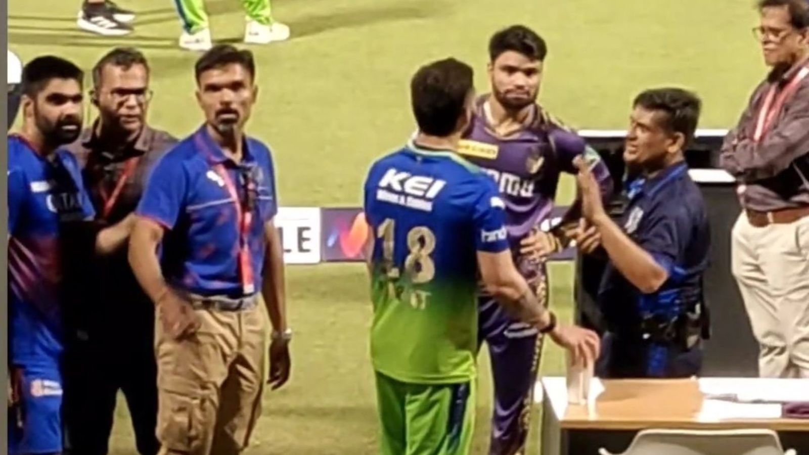 विराट कोहली और अंपायर के बीच मैच के बाद बहस, रिंकू सिंह की मौजूदगी में बाउंड्री के पास दोनों टकराए, देखिए Video विराट कोहली और अंपायर के बीच मैच के बाद बहस, रिंकू सिंह की मौजूदगी में बाउंड्री के पास दोनों टकराए, देखिए Video