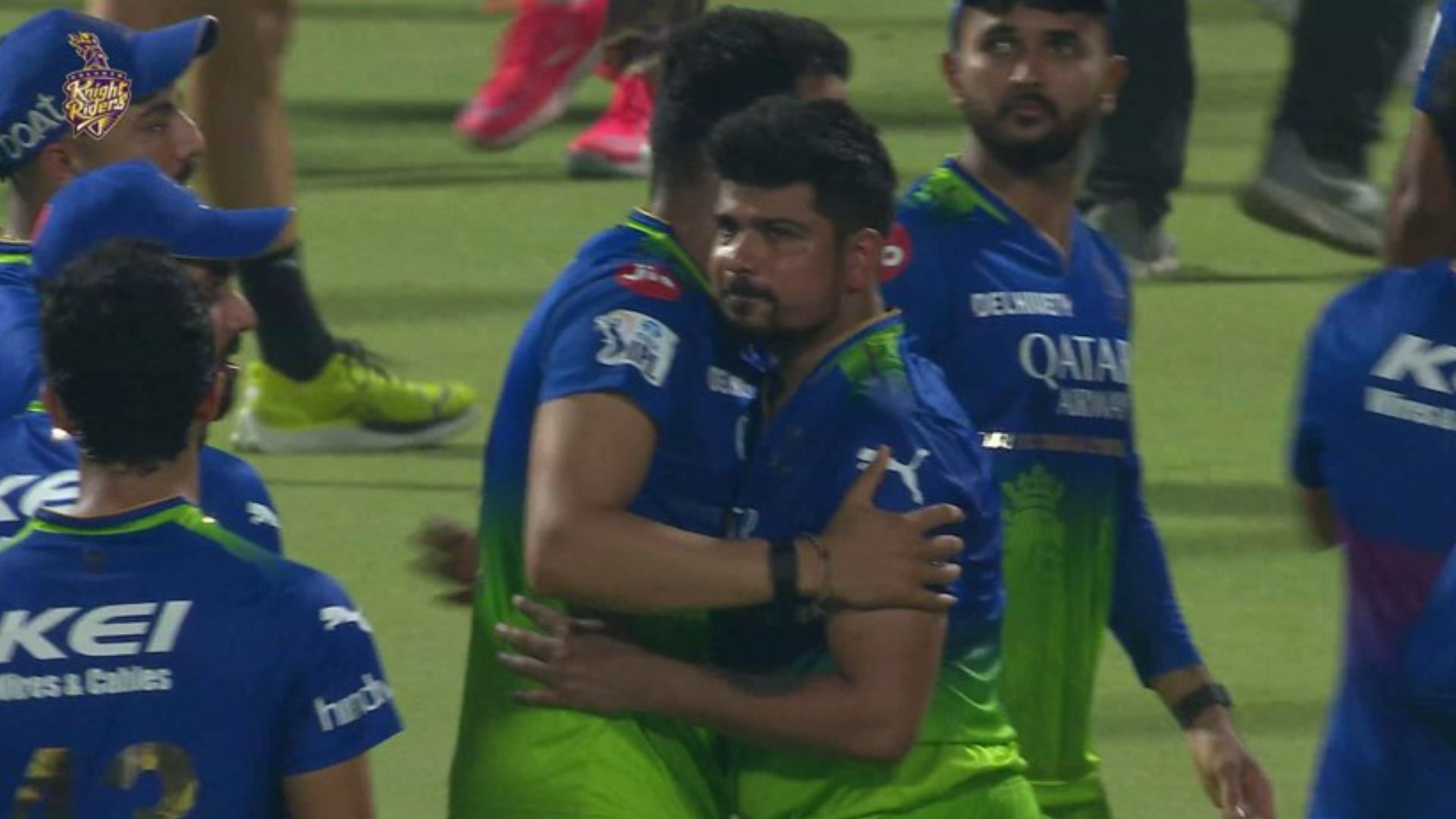 KKR vs RCB : केकेआर के सामने एक रन से हार के बाद रोने लगा RCB का ये स्टार, मैदान में निकले आंसू तो फैंस ने कहा - 'तुमने किंग की तरह खेला' 