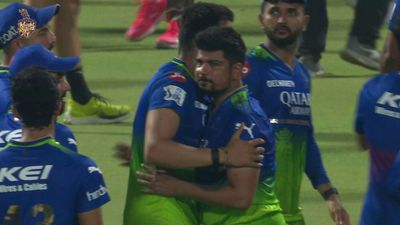 KKR vs RCB : केकेआर के सामने एक रन से हार के बाद रोने लगा RCB का ये स्टार, मैदान में निकले आंसू तो फैंस ने कहा - 'तुमने किंग की तरह खेला' KKR vs RCB मैच में हार के बाद रोते नजर आए कर्ण शर्मा