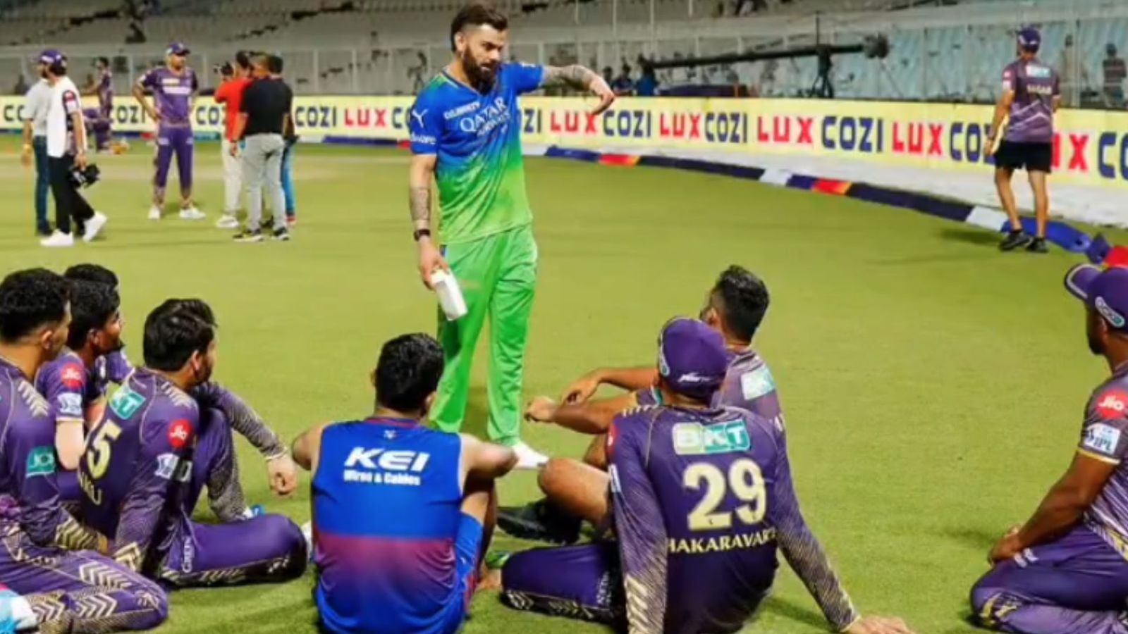 Virat Kohli Video : रिंकू सिंह सहित KKR के युवा प्लेयर्स ने कोहली को घेरा, जमीन पर बैठकर लिए 'विराट' टिप्स, दिल जीत लेगा ये Video  Virat Kohli Video : रिंकू सिंह सहित KKR के युवा प्लेयर्स ने कोहली को घेरा, जमीन पर बैठकर लिए 'विराट' टिप्स, दिल जीत लेगा ये Video