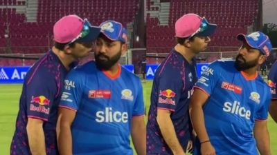 RR vs MI: रोहित शर्मा को राजस्थान के कोच ने बीच मैदान पर की चूमने की कोशिश, पास खड़े अश्विन बुरी तरह झेंपे, हिटमैन ने गुस्से में...VIDEO प्रैक्टिस सेशन के दौरान रोहित शर्मा को किस करने की कोशिश करते शेन बॉन्ड