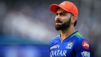 विराट कोहली के विकेट का जिक्र कर KKR के खिलाड़ी ने जीत के बाद RCB के जख्मों पर छिड़का नमक, कहा- शायद बच गए... विराट कोहली फुल टॉस गेंद पर आउट दिए जाने पर अंपायर से भिड़ गए थे.