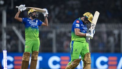 IPL 2024: RCB ने वो कर दिखाया जो अब तक कोई टीम नहीं कर पाई थी, इस मामले तोड़ा हर किसी का रिकॉर्ड आउट होने के बाद निराश कर्ण शर्मा और मोहम्मद सिराज