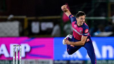 RR vs MI: रोहित शर्मा का विकेट लेकर ट्रेंट बोल्ट ने वो रिकॉर्ड बना दिया जो अब तक कोई नहीं कर पाया, भारतीय गेंदबाज भी छूटा पीछे गेंदबाजी के दौरान एक्शन में ट्रेंट बोल्ट