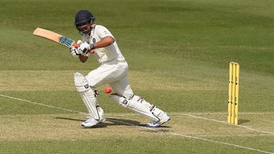 IPL में नहीं मिला मौका तो भारतीय बल्लेबाज ने इस तरह लिया बदला, अंग्रेजों की धरती पर ठोका दोहरा शतक, 2016 में कर चुका है डेब्यू टेस्ट मैच में शॉट खेलते करुण नायर