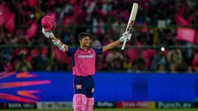 RR vs MI : यशस्वी जायसवाल ने मुंबई इंडियंस के खिलाफ शतक से इतिहास रचने के बाद लिए दो बड़े नाम, कहा - उनकी वजह से मैं... मुंबई के खिलाफ शतक जड़ने के बाद यशस्वी जायसवाल