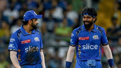 हार्दिक पंड्या के फैसलों से बर्बादी की तरफ मुंबई इंडियंस, पूर्व क्रिकेटर ने कप्तान की सोच पर खड़े किए सवाल, कहा - इतनी गलतियां करेंगे तो... आईपीएल 2024 में एक मैच के दौरान रोहित शर्मा और हार्दिक पंड्या