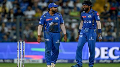 IPL 2024: 'मुंबई इंडियंस में ज्यादा खेलेंगे तो दिमाग फट जाएगा', हार्दिक पंड्या की टीम पर फूटा MI के दिग्गज बल्लेबाज का गुस्सा मुंबई इंडियंस के पूर्व कप्तान रोहित शर्मा और मौजूदा कप्तान हार्दिक पंड्या (दाएं)