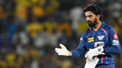 CSK vs LSG: केएल राहुल जीत के बाद नहीं दिखे खुश, पिच और टी20 क्रिकेट पर दिया बड़ा बयान, कहा- स्टोइनिस ने पावर हिटिंग नहीं की मैच के दौरान खिलाड़ियों को गाइड करते केएल राहुल