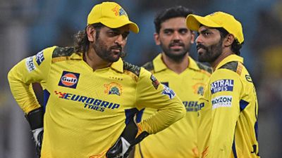 CSK vs LSG: धोनी को CSK के इस खिलाड़ी ने पहुंचाया दुख, मैच के बीच हुई इस घटना ने तोड़ा फैंस का दिल एमएस धोनी (बाएं), रवींद्र जडेजा (दाएं)और पीछे दीपक चाहर