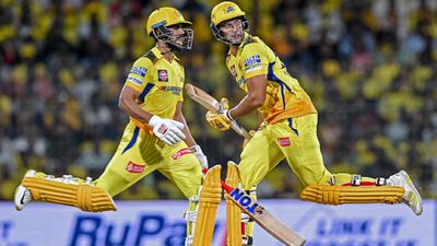 IPL 2024: चेन्नई सुपर किंग्स का जारी रहेगा हार का सिलसिला! कोच ने बताया- समस्या को जल्दी निपटाना क्यों नहीं चाहती टीम? विकेट के बीच दौड़ते गायकवाड़ (बाएं) और शिवम दुबे (दाएं)