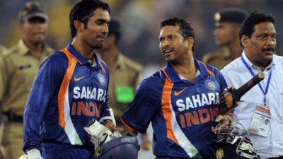 Sachin Tendulkar Birthday: 'मुझे आज तक उसका दुख होता है', जब दिनेश कार्तिक ने सचिन तेंदुलकर का कर दिया था बड़ा नुकसान मैच खत्म करने के बाद मैदान से बाहर जाते सचिन तेंदुलकर और दिनेश कार्तिक