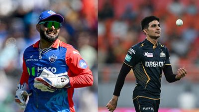 DC vs GT: गुजरात टाइटंस ने टॉस जीतकर चुनी गेंदबाजी, दिल्ली कैपिटल्स ने किए दो अहम बदलाव, जानें दोनों टीमों की प्लेइंग 11 मैच के दौरान विकेटकीपिंग में ऋषभ पंत, गेंदबाज को गेंद थमाते शुभमन गिल