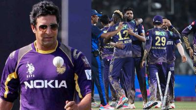 IPL 2024: KKR के क्रिकेटरों को लेकर वसीम अकरम का बड़ा खुलासा, कहा- उनकी आंखों में सूजन था, रात में... केकेआर की जर्सी में वसीम अकरम, विकेट लेने के बाद जश्न मनाती केकेआर की टीम