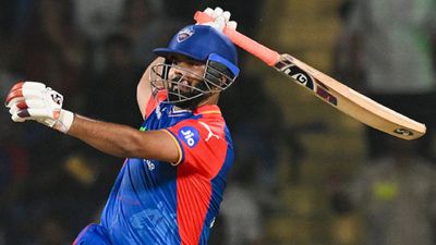 IPL 2024: ऋषभ पंत के छक्के से बुरी तरह चोटिल हुआ कैमरापर्सन, DC vs GT मैच में बड़ा हादसा, Video गुजरात के खिलाफ शॉट लगाने के लिए ऋषभ पंत