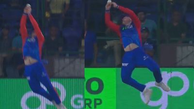 IPL 2024: ट्रिस्टन स्टब्स ने आखिरी गेंद पर हवा में उछलकर कैसे दिलाई दिल्ली कैपिटल्स को जीत? दो सेकंड में पलट गया मैच का पासा ट्रिस्टन स्टब्स गेंद को बाउंड्री पार जाने से रोकते हुए