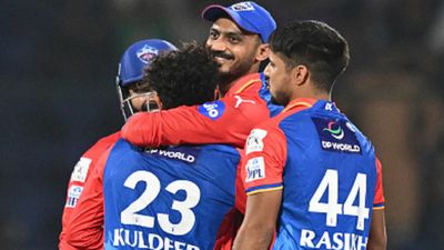 IPL 2024: दिल्ली कैपिटल्स के गेंदबाज ने जोश-जोश में तोड़ा आईपीएल का नियम, जीत के बाद इस हरकत के चलते मिली सजा अक्षर पटेल कुलदीप यादव और रसिख (दाएं) के साथ ऋद्धिमान साहा के कैच का जश्न मनाते हुए