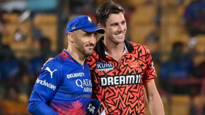 SRH vs RCB: फाफ डुप्लेसी ने टॉस जीतकर चुनी बल्लेबाजी, टीम में सिर्फ एक बदलाव, जानें दोनों टीमों की प्लेइंग 11 टॉस के दौरान फाफ डुप्लेसी और पैट कमिंस