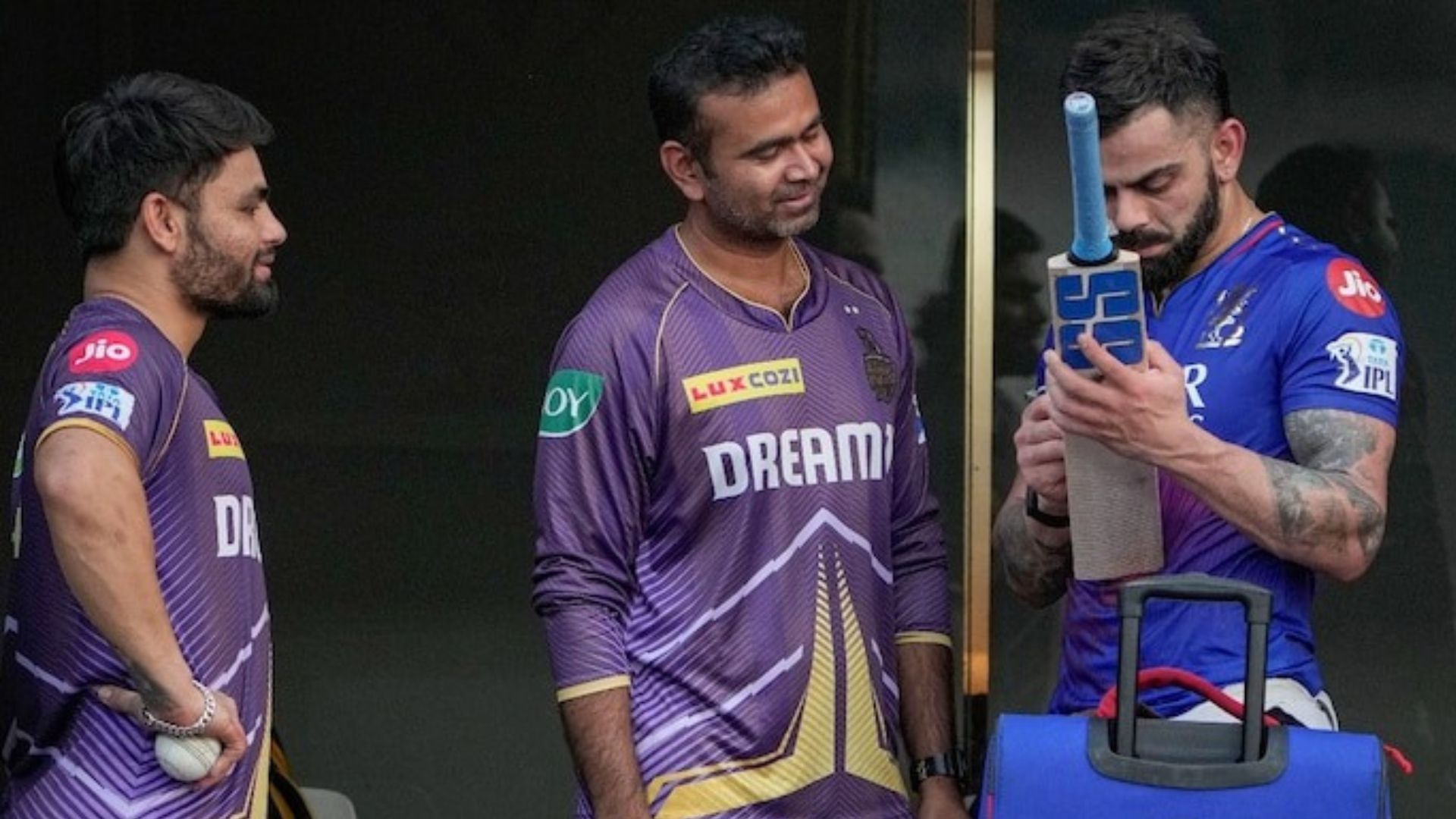 Virat Kohli: विराट कोहली ने आखिरकार रिंकू सिंह को बैट किया गिफ्ट, खुशी से झूम उठा क्रिकेटर, बैट की दिखाई झलक, VIDEO