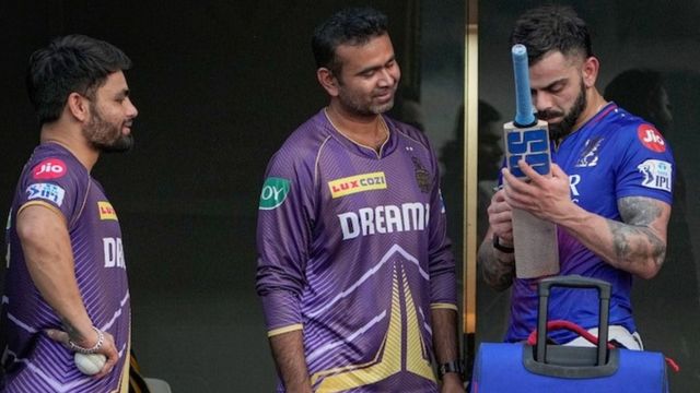 Virat Kohli: विराट कोहली ने आखिरकार रिंकू सिंह को बैट किया गिफ्ट, खुशी से झूम उठा क्रिकेटर, बैट की दिखाई झलक, VIDEO रिंकू सिंह के बैट पर ऑटोग्राफ देते विराट कोहली