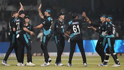 PAK vs NZ: पाकिस्तान ने दूसरा टी20 खेल रहे खिलाड़ी के आगे घुटने टेके, बाबर आजम बुरी तरह फ्लॉप, न्यूजीलैंड सीरीज जीत के करीब न्यूजीलैंड पाकिस्तान दौरे पर अपने कई बड़े सितारों के बिना गया है.