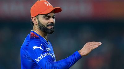 SRH vs RCB : विराट कोहली की धीमी बल्लेबाजी पर बरसे सुनील गावस्कर, कहा - जब वह आउट हुआ तो स्ट्राइक रेट... हैदराबाद के खिलाफ मैच के दौरान विराट कोहली