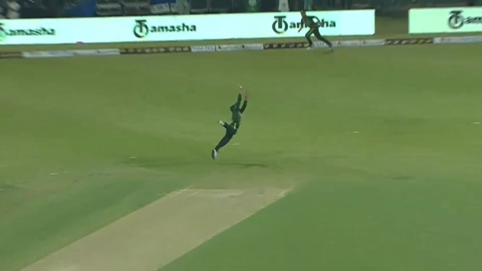 Shadab Khan Catch : पाकिस्तान के शादाब खान ने एक हाथ से हवा में उड़कर लपका  धांसू कैच, Video हुआ वायरल!  Shadab Khan Catch : पाकिस्तान के शादाब खान ने एक हाथ से हवा में उड़कर लपका  धांसू कैच, Video हुआ वायरल!