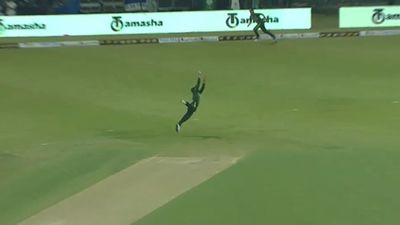 Shadab Khan Catch : पाकिस्तान के शादाब खान ने एक हाथ से हवा में उड़कर लपका  धांसू कैच, Video हुआ वायरल!  न्यूजीलैंड के खिलाफ चौथे टी20 में कैच लेते शादाब खान