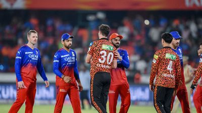 IPL 2024 Points Table : SRH के सामने जीत के बावजूद RCB पर नहीं पड़ा कोई फर्क, अंकतालिका में जानें किस स्थान पर है बेंगलुरु? SRH vs RCB मैच की समाप्ति के बाद एक-दूसरे से हाथ मिलाते खिलाड़ी