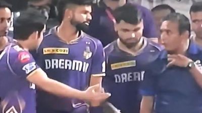 KKR vs PBKS : गौतम गंभीर चौके-छक्कों की बरसात के बीच हुए आग बबूला, एक रन के लिए अंपायर से की जमकर बहस, Video हुआ वायरल KKR vs PBKS मैच के दौरान अंपायर से बहस करते गौतम गंभीर (फोटो क्रेडिट सोशल मीडिया))