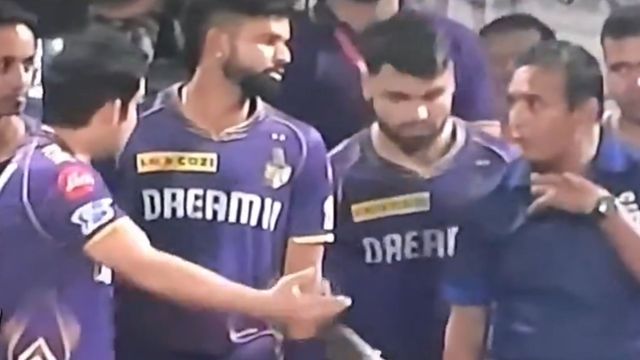 KKR vs PBKS : गौतम गंभीर चौके-छक्कों की बरसात के बीच हुए आग बबूला, एक रन के लिए अंपायर से की जमकर बहस, Video हुआ वायरल KKR vs PBKS मैच के दौरान अंपायर से बहस करते गौतम गंभीर (फोटो क्रेडिट सोशल मीडिया))