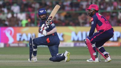 LSG vs RR IPL 2024: राजस्थान रॉयल्स ने टॉस जीतकर लखनऊ सुपर जायंट्स को दी बैटिंग, जानिए कैसी है Playing XI केएल राहुल लखनऊ के कप्तान हैं तो संजू सैमसन राजस्थान रॉयल्स में है.