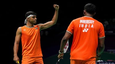 Thomas cup: डिफेंडिंग चैंपियन भारत का पहला मैच गंवाने के बाद जबरदस्त पलटवार, ओपनिंग मैच में थाईलैंड को दी मात चिराग शेट्टी (बाएं) और सात्विक (दाएं) मैंस डबल्स में जीत का जश्न मनाते हुए