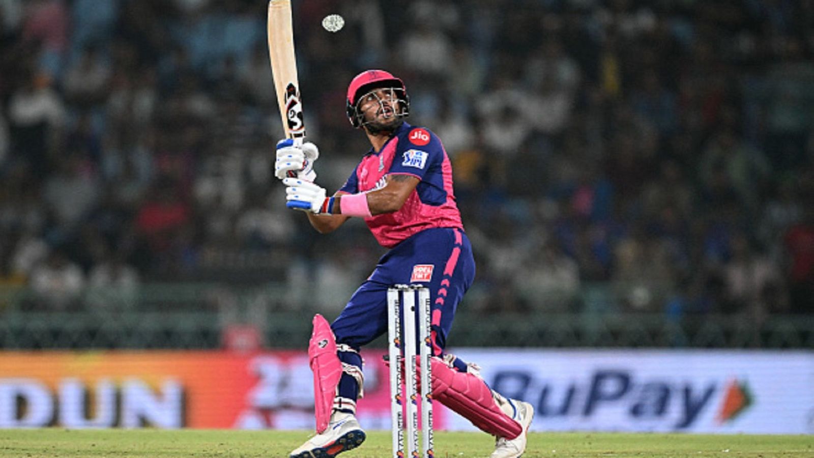 IPL 2024: आर्मी मैन के बेटे ध्रुव जुरेल ने मेडन फिफ्टी लगाने के बाद पिता को किया सेल्यूट, जीत के बाद खोला खास जश्न का राज IPL 2024: आर्मी मैन के बेटे ध्रुव जुरेल ने मेडन फिफ्टी लगाने के बाद पिता को किया सेल्यूट, जीत के बाद खोला खास जश्न का राज