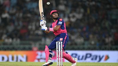 IPL 2024: आर्मी मैन के बेटे ध्रुव जुरेल ने मेडन फिफ्टी लगाने के बाद पिता को किया सेल्यूट, जीत के बाद खोला खास जश्न का राज ध्रुव जुरेल ने लखनऊ सुपर जायंट्स के खिलाफ शॉट लगाते हुए