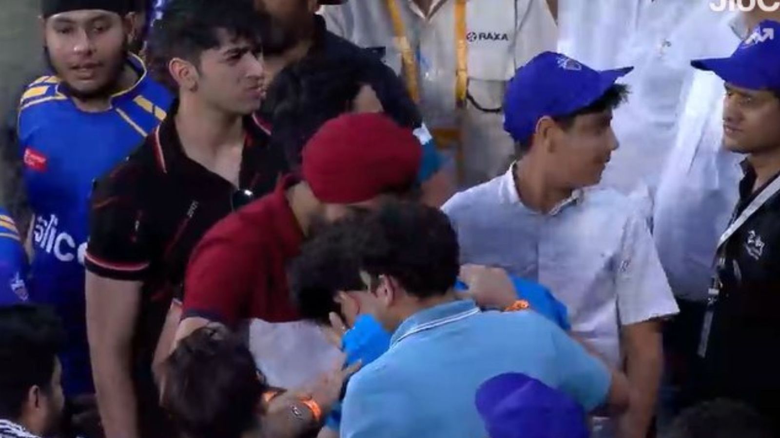 DC vs MI : टिम डेविड के छक्के से दिल्ली के मैदान में घायल हुआ फैन, गेंद लपकने के चक्कर में चेहरे का बुरा हाल, इरफ़ान पठान ने ठीक होने की मांगी दुआ DC vs MI : टिम डेविड के छक्के से दिल्ली के मैदान में घायल हुआ फैन, गेंद लपकने के चक्कर में चेहरे का बुरा हाल, इरफ़ान पठान ने ठीक होने की मांगी दुआ