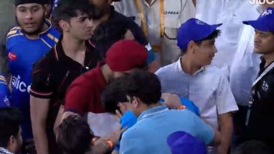 DC vs MI : टिम डेविड के छक्के से दिल्ली के मैदान में घायल हुआ फैन, गेंद लपकने के चक्कर में चेहरे का बुरा हाल, इरफ़ान पठान ने ठीक होने की मांगी दुआ टिम डेविड के सिक्स पर घायल होने के बाद फैन (फोटो क्रेडिट - जियो सिनेमा)