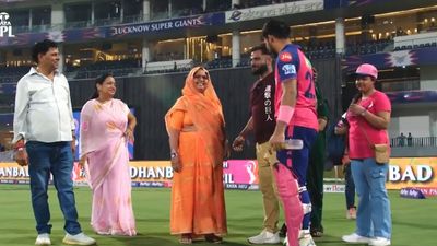 Dhruv Jurel : ध्रुव जुरेल की मुराद हुई पूरी, पिता के सामने फिफ्टी जड़कर किया सैल्यूट, जीत के बाद परिवार से की ख़ास मुलाकात, दिल जीत लेगा ये Video लखनऊ के मैदान जीत दर्ज करने के बाद अपने परिवार वालों के साथ ध्रुव जुरेल (फोटो क्रेडिट - आईपीएल)